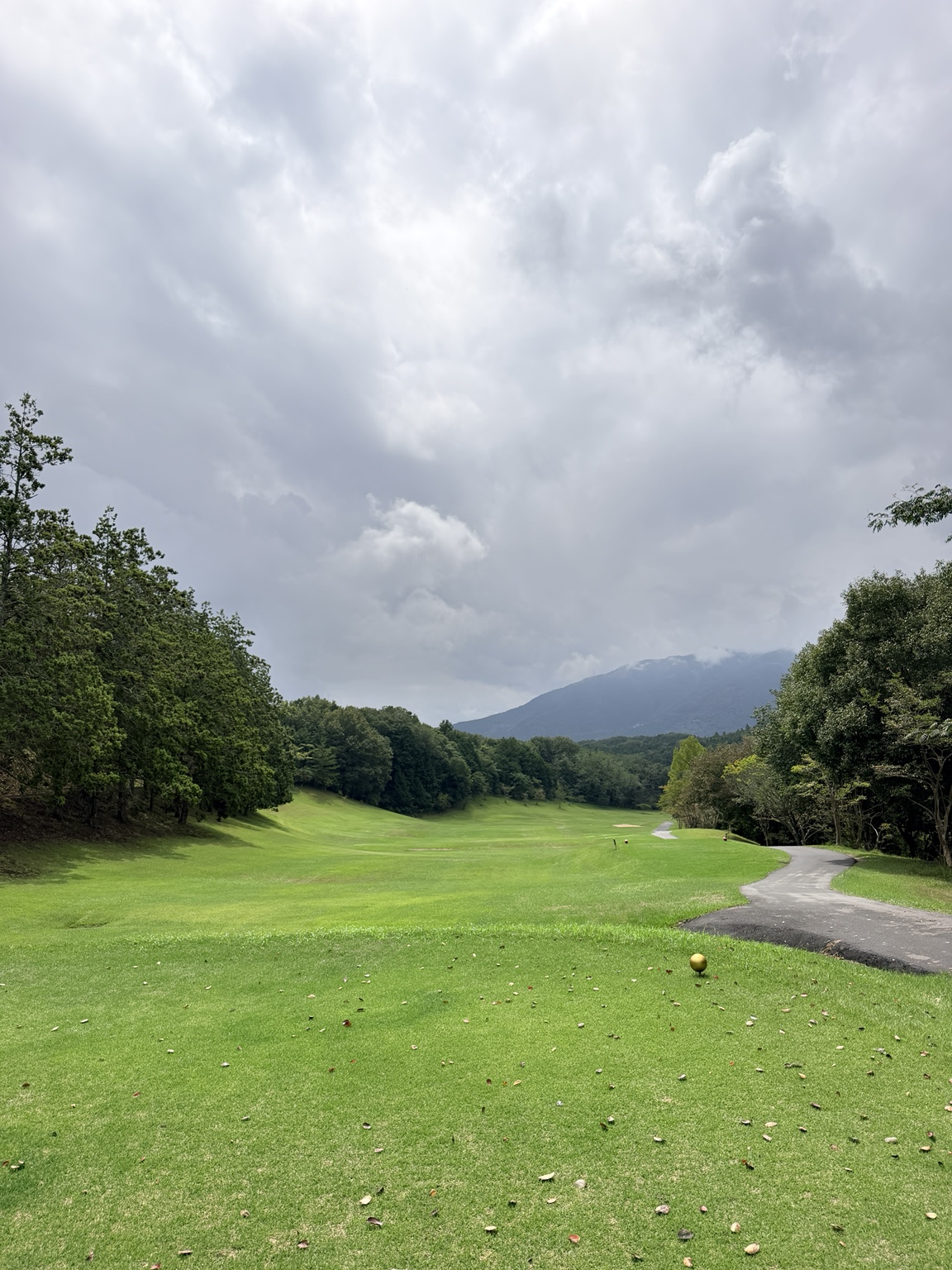 愛媛ゴルフ倶楽部・內子球場｜山景與林間球道，保留拍攝時的天色。