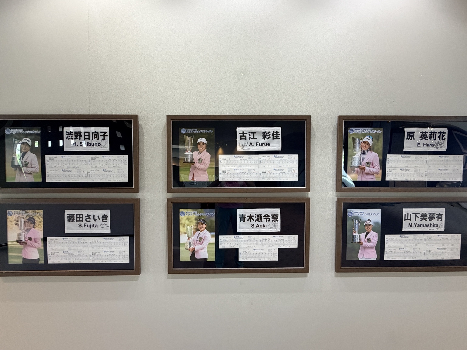 エリエールゴルフクラブ松山｜冠軍照片、簽名與記分卡展示。