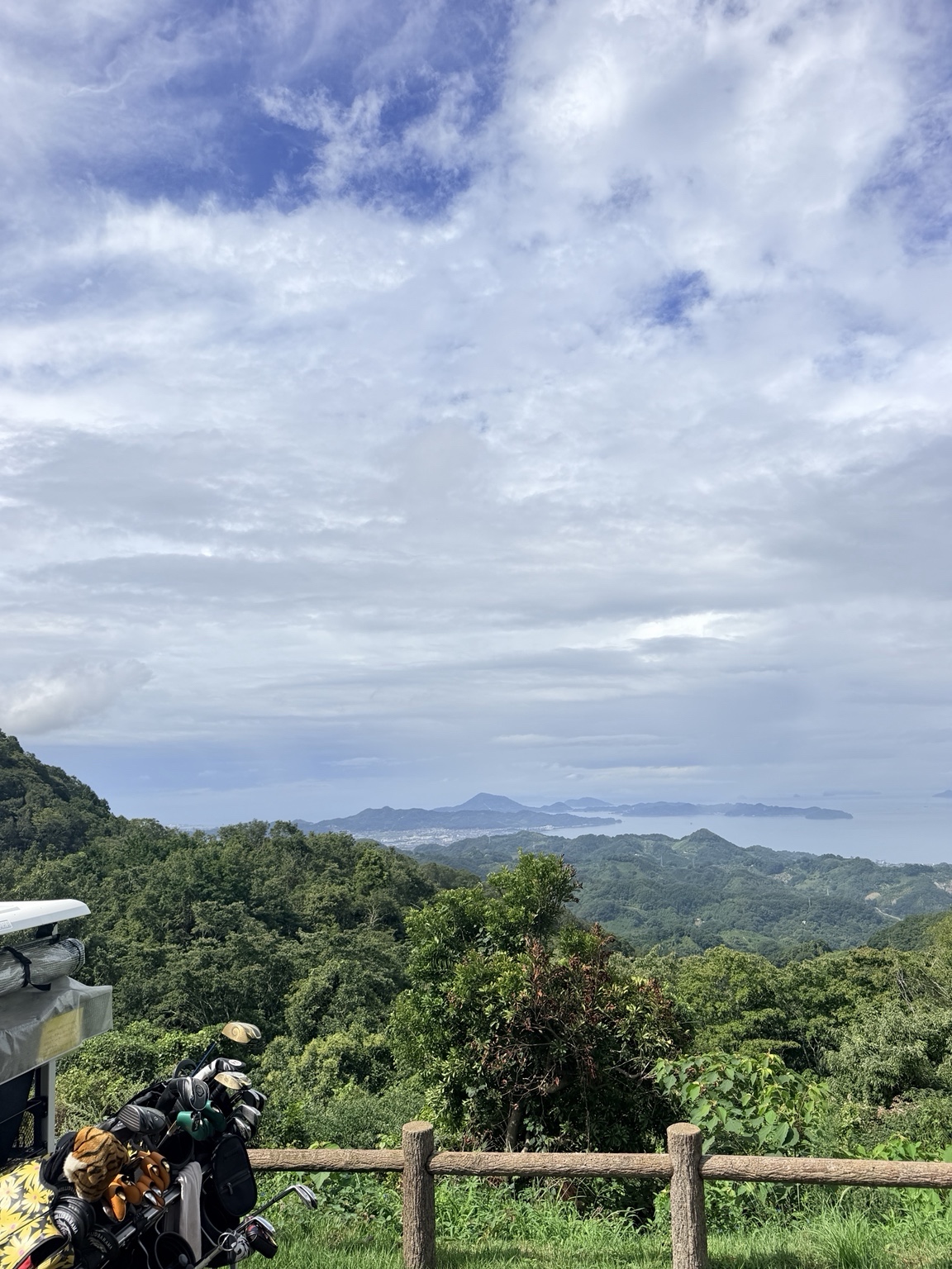 エリエールゴルフクラブ松山｜從球場高處遠眺山林、海岸與島嶼。