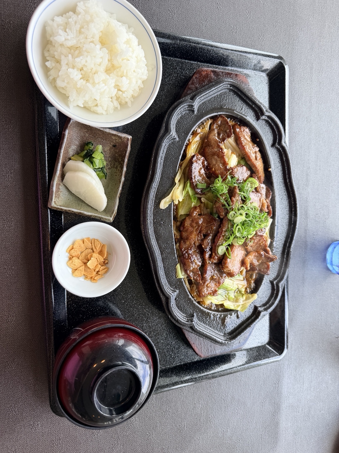 エリエールゴルフクラブ松山｜鐵板料理搭配白飯、湯品與小菜的套餐。