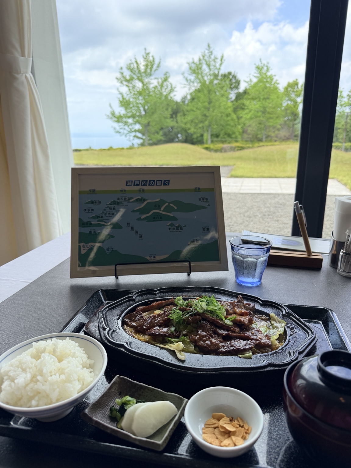 エリエールゴルフクラブ松山｜窗邊用餐景觀與「瀨戶內的島嶼」示意圖。