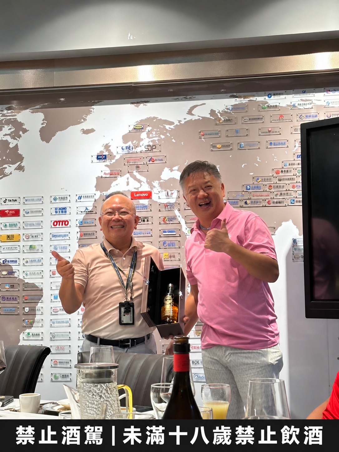 溫峰泰與富盟社長展示雕刻紀念酒