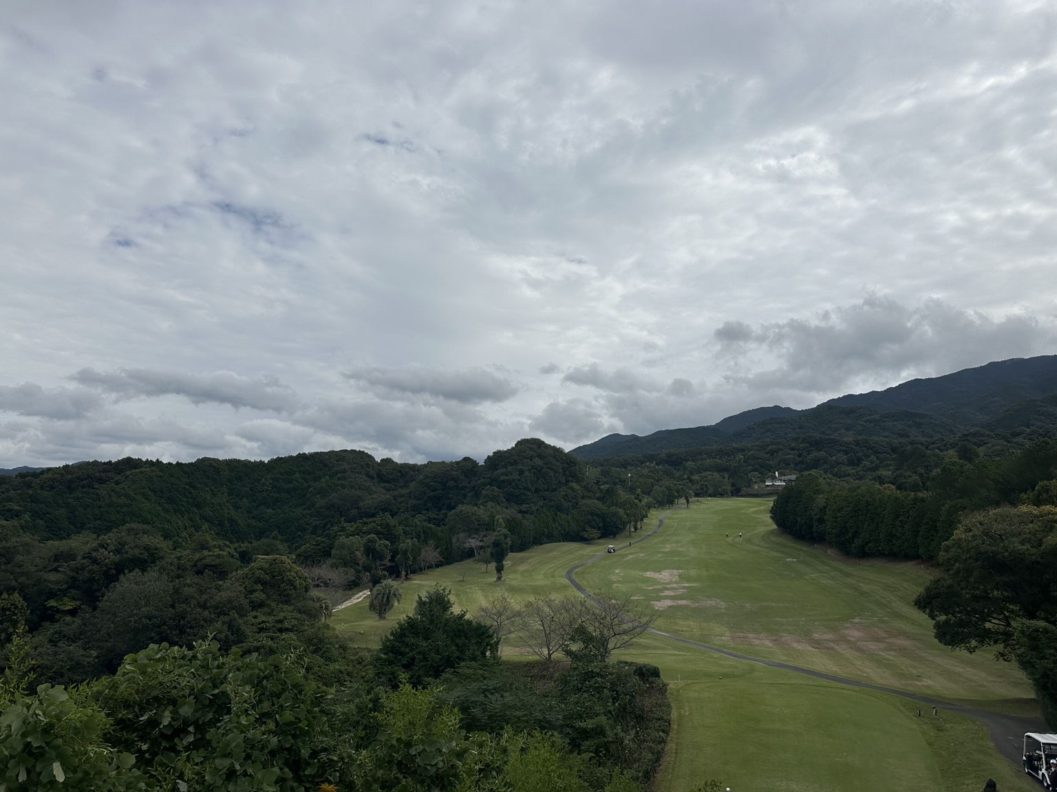 北条カントリー倶楽部|高處俯瞰林木環繞的長球道。