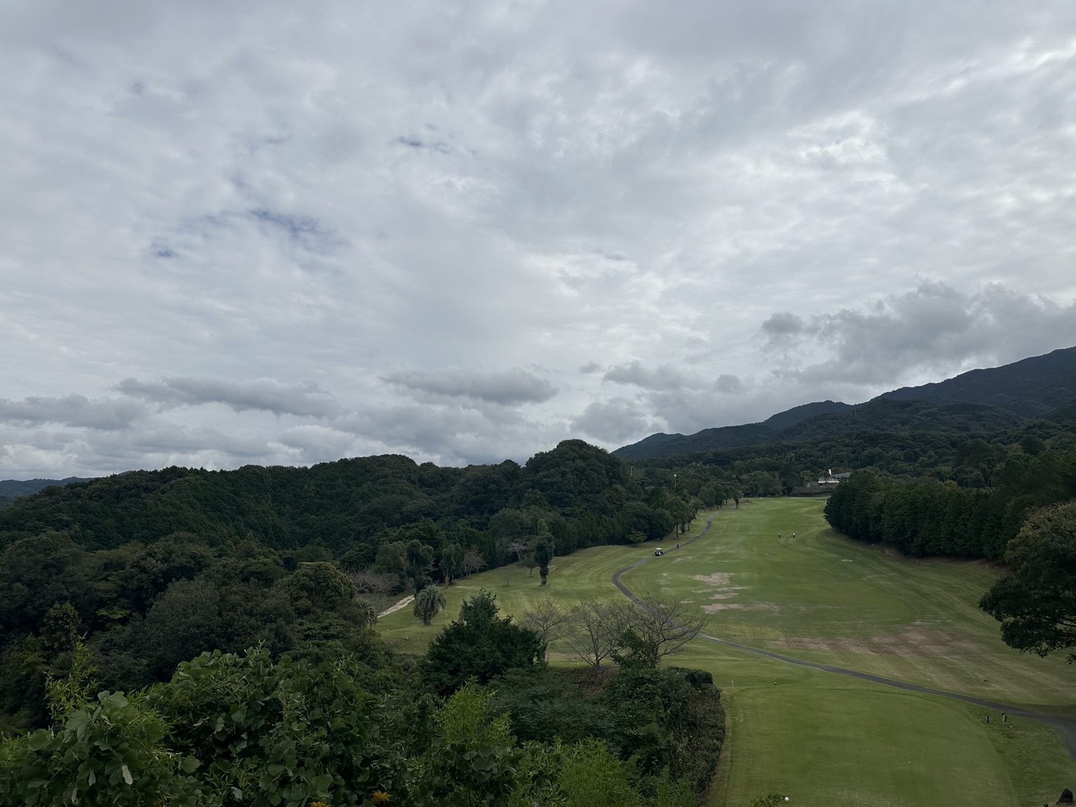 北条カントリー倶楽部|俯瞰球道延伸與球車道的走向。