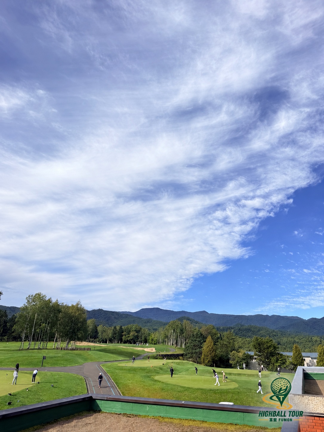 真駒内カントリークラブ|開闊草地與遠方山稜。 HIGHBALL TOUR專用浮水印