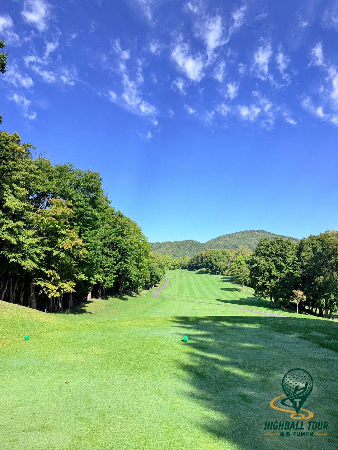 真駒内カントリークラブ|從發球區望向山林間的球道。 HIGHBALL TOUR專用浮水印